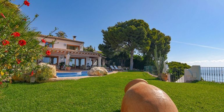 Frontline villa in Benissa Les Bassetes - Garden with pool and villa - ID: 5500695