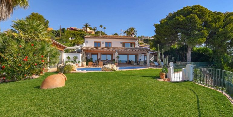 Frontline villa in Benissa Les Bassetes - Garden with pool and villa - ID: 5500695