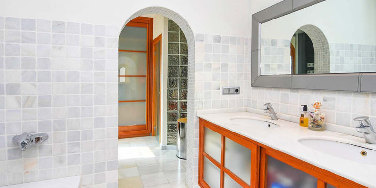 Villa en primera línea en Benissa Les Bassetes - Baño principal con bañera - ID: 5500695
