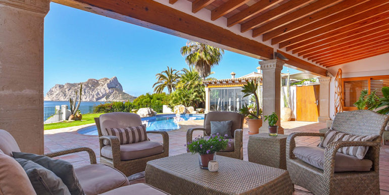 Villa en primera línea en Benissa Les Bassetes - Vistas al mar desde la terraza de la piscina cubierta - ID: 5500695