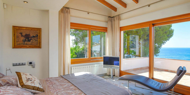 Villa en primera línea en Benissa Les Bassetes - Vistas al mar desde el dormitorio principal - ID: 5500695