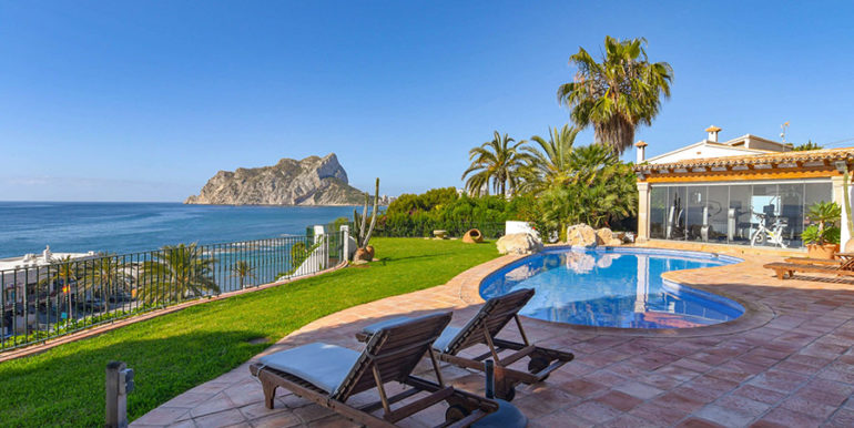 Villa en primera línea en Benissa Les Bassetes - Vista al mar desde la terraza de la piscina - ID: 5500695
