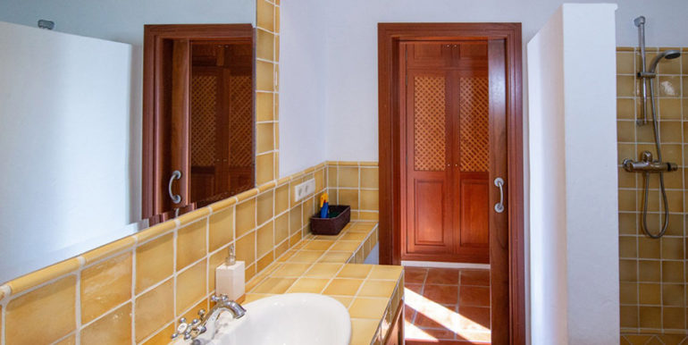 Außergewöhnliche Luxusvilla im Ibiza-Style in Moraira El Portet - Badezimmer mit Dusche - ID: 5500687 - Architekt Joaquín Lloret