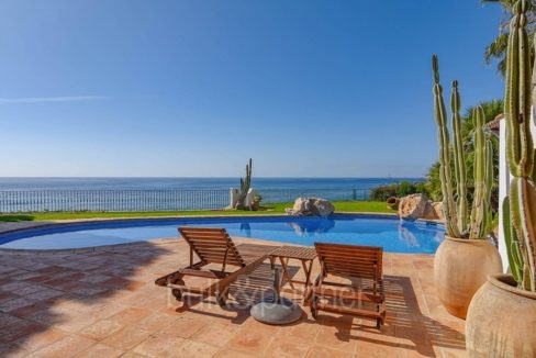 Villa en primera línea en Benissa Les Bassetes - Vistas al mar desde la terraza de la piscina - ID: 5500695