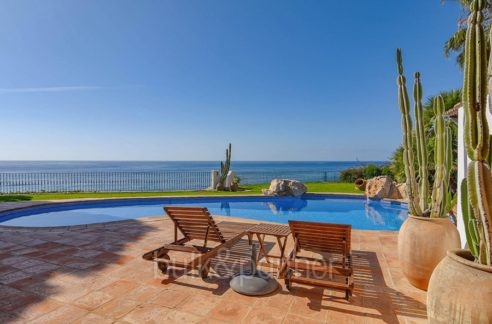 Villa en primera línea en Benissa Les Bassetes - Vistas al mar desde la terraza de la piscina - ID: 5500695