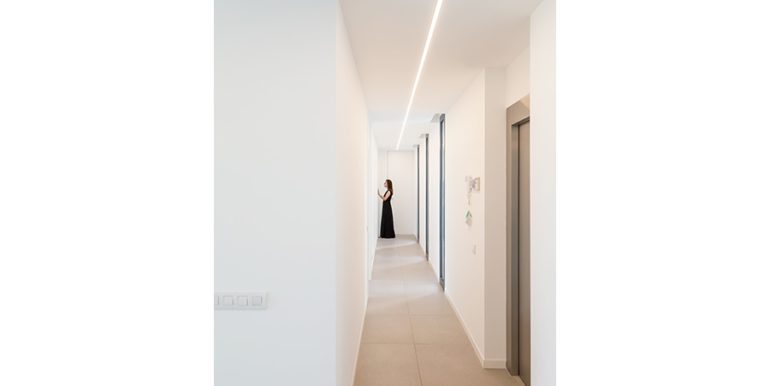 Luxusvilla mit schönem Meerblick in Moraira Benimeit - Flur und Fahrstuhl im Obergeschoss - ID: 5500671 - Architekt Ramón Gandia Brull (RGB Arquitectos)