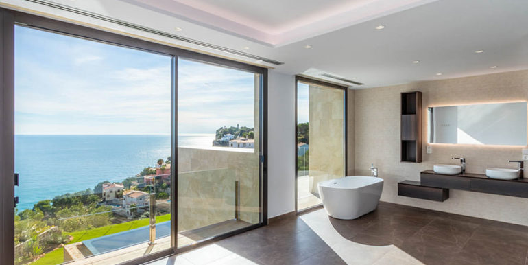 Luxury new build villa in Jávea Balcón al Mar - Master bedroom with bathtub and sea views - ID: 5500698
