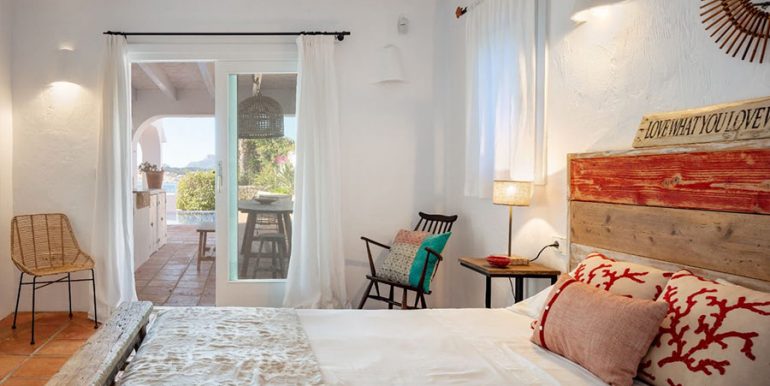 Einzigartige Villa im Ibiza-Style mit Meerblick in Moraira Portichol/Club Náutico - Schlafzimmer mit überdachter Terrasse - ID: 5500705 - Architekt Joaquín Lloret