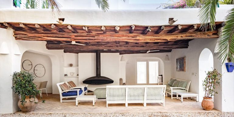 Einzigartige Villa im Ibiza-Style mit Meerblick in Moraira Portichol/Club Náutico - Überdachte Terrasse mit Kamin - ID: 5500705 - Architekt Joaquín Lloret