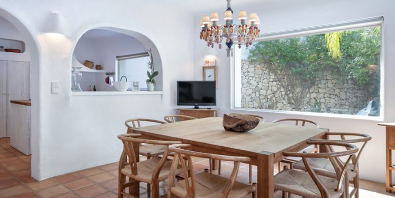 Einzigartige Villa im Ibiza-Style mit Meerblick in Moraira Portichol/Club Náutico - Essbereich und moderne Küche - ID: 5500705 - Architekt Joaquín Lloret