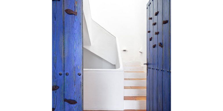 Einzigartige Villa im Ibiza-Style mit Meerblick in Moraira Portichol/Club Náutico - Eingangstür und Treppenhaus - ID: 5500705 - Architekt Joaquín Lloret