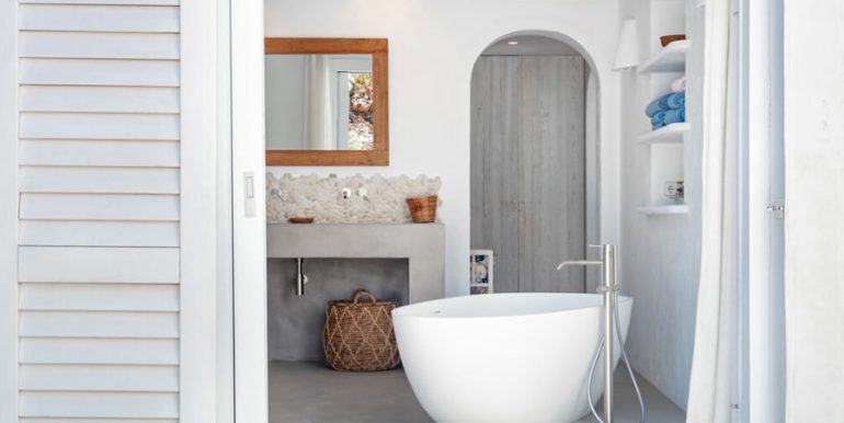 Einzigartige Villa im Ibiza-Style mit Meerblick in Moraira Portichol/Club Náutico - Hauptbadezimmer mit freistehender Badewanne - ID: 5500705 - Architekt Joaquín Lloret