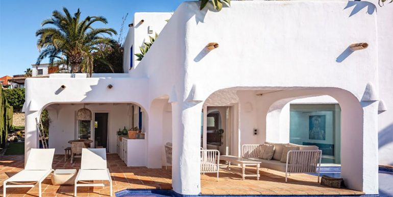 Einzigartige Villa im Ibiza-Style mit Meerblick in Moraira Portichol/Club Náutico - Offene und überdachte Poolterrasse - ID: 5500705 - Architekt Joaquín Lloret