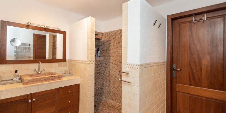 Fantastic Ibiza style villa in second sea line in Moraira El Portet - Bathroom with shower - ID: 5500706 - Architecture by Lloret Designs/Joaquín Lloret