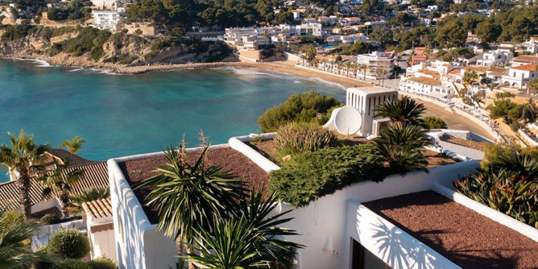 Fantastische Ibiza-Style Villa in zweiter Meereslinie in Moraira El Portet - Blick auf die Bucht und den Sandstrand von El Portet - ID: 5500706 - Architektur von Lloret Designs/Joaquín Lloret