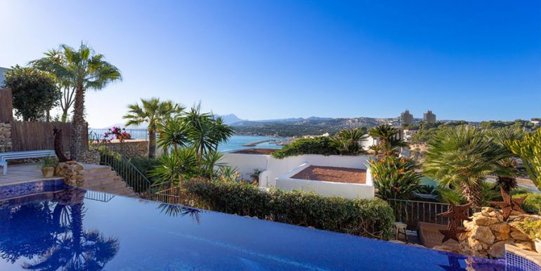 Fantastische Ibiza-Style Villa in zweiter Meereslinie in Moraira El Portet - Überlaufpool mit Meerblick - ID: 5500706 - Architektur von Lloret Designs/Joaquín Lloret