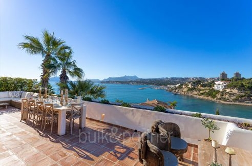 Fantastische Ibiza-Style Villa in zweiter Meereslinie in Moraira El Portet - Lounge-Terrasse mit fantastischem Meerblick - ID: 5500706 - Architektur von Lloret Designs/Joaquín Lloret