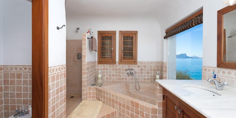 Fantastic Ibiza style villa in second sea line in Moraira El Portet - Master bathroom with bathtub and shower - ID: 5500706 - Architecture by Lloret Designs/Joaquín Lloret