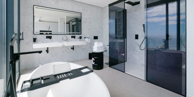 Luxury property on the seafront in Jávea Ambolo - Bathroom with bathtub and shower - ID: 5500672 - Architect POM Architectos