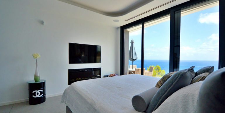 Luxury property on the seafront in Jávea Ambolo - Bedroom with sea views - ID: 5500672 - Architect POM Architectos