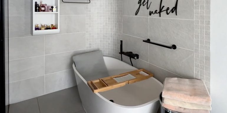 Luxury property on the seafront in Jávea Ambolo - Master bathroom with bathtub - ID: 5500672 - Architect POM Architectos