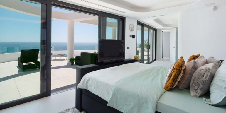 Luxury property on the seafront in Jávea Ambolo - Master bedroom with sea views - ID: 5500672 - Architect POM Architectos