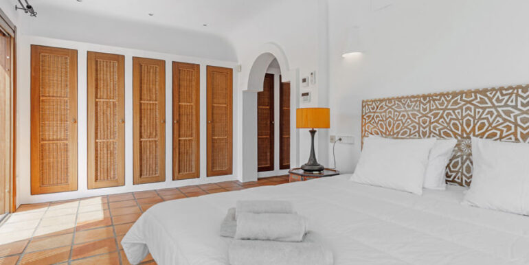 Aussergew&ouml;hnliche Ibiza-Style Villa in Moraira El Portet - Hauptschlafzimmer mit Wandkleiderschr&auml;nken - ID: 5500001 - Architekt Joaqu&iacute;n Lloret