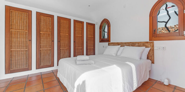 Aussergew&ouml;hnliche Ibiza-Style Villa in Moraira El Portet - Schlafzimmer mit Wandkleiderschr&auml;nken - ID: 5500001 - Architekt Joaqu&iacute;n Lloret