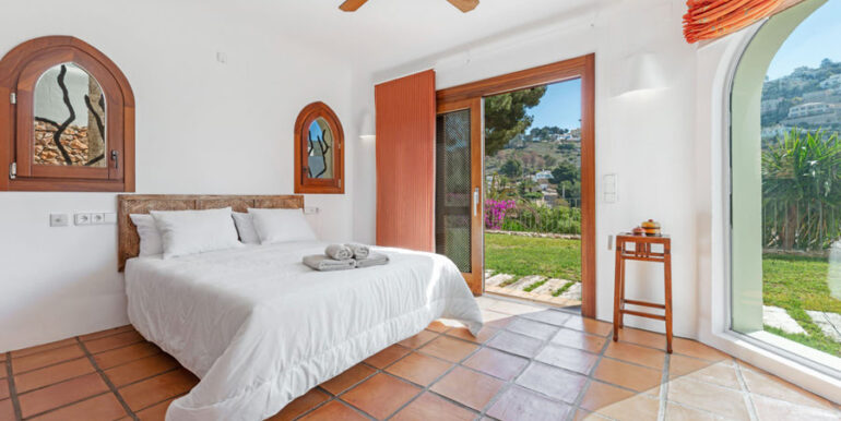 Aussergew&ouml;hnliche Ibiza-Style Villa in Moraira El Portet - Schlafzimmer mit Zugang zum Garten - ID: 5500001 - Architekt Joaqu&iacute;n Lloret