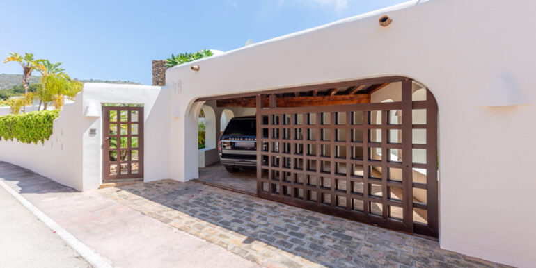 Aussergew&ouml;hnliche Ibiza-Style Villa in Moraira El Portet - Eingang und Garage - ID: 5500001 - Architekt Joaqu&iacute;n Lloret