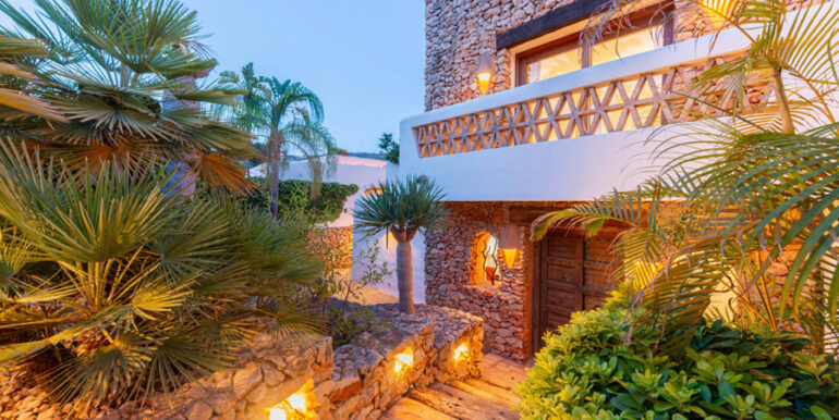 Aussergew&ouml;hnliche Ibiza-Style Villa in Moraira El Portet - Eingang beleuchtet - ID: 5500001 - Architekt Joaqu&iacute;n Lloret