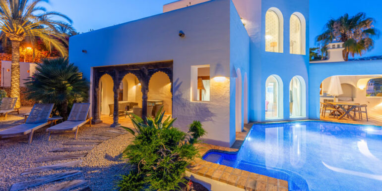 Aussergew&ouml;hnliche Ibiza-Style Villa in Moraira El Portet - Villa, Garten und Pool beleuchtet - ID: 5500001 - Architekt Joaqu&iacute;n Lloret