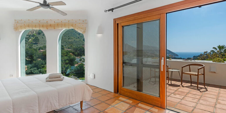 Aussergew&ouml;hnliche Ibiza-Style Villa in Moraira El Portet - Hauptschlafzimmer mit Terrasse und Meerblick - ID: 5500001 - Architekt Joaqu&iacute;n Lloret
