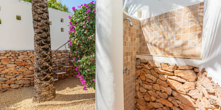 Aussergew&ouml;hnliche Ibiza-Style Villa in Moraira El Portet - Aussendusche - ID: 5500001 - Architekt Joaqu&iacute;n Lloret