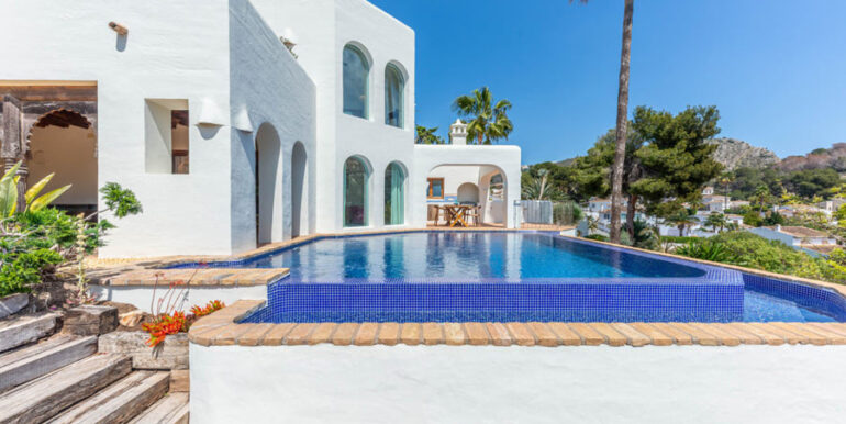 Aussergew&ouml;hnliche Ibiza-Style Villa in Moraira El Portet - Villa und Pool - ID: 5500001 - Architekt Joaqu&iacute;n Lloret