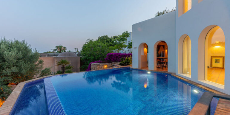 Aussergew&ouml;hnliche Ibiza-Style Villa in Moraira El Portet - Villa und Pool beleuchtet - ID: 5500001 - Architekt Joaqu&iacute;n Lloret