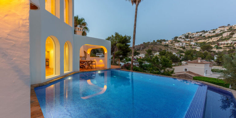 Aussergew&ouml;hnliche Ibiza-Style Villa in Moraira El Portet - Villa und Pool beleuchtet - ID: 5500001 - Architekt Joaqu&iacute;n Lloret