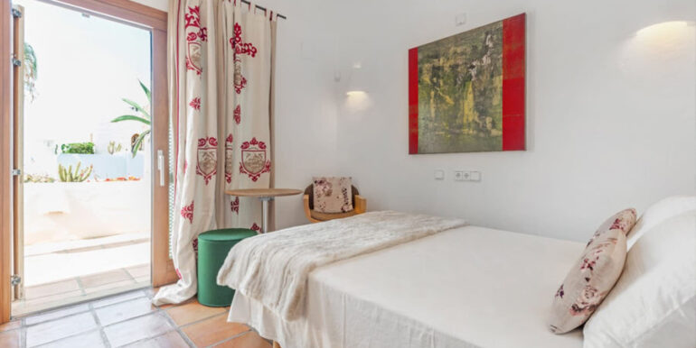 Moderna villa estilo ibicenco en Moraira El Portet - Dormitorio con terraza - ID: 5500002 - Arquitecto Joaquín Lloret