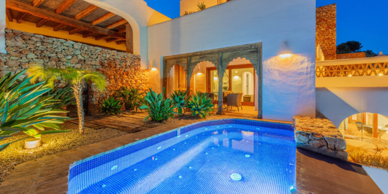 Moderna villa estilo ibicenco en Moraira El Portet - Dormitorio principal con terraza cubierta y piscina privada iluminada - ID: 5500002 - Arquitecto Joaquín Lloret