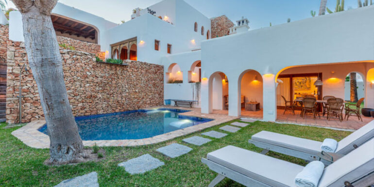 Moderna villa estilo ibicenco en Moraira El Portet - Villa y piscina iluminada - ID: 5500002 - Arquitecto Joaquín Lloret