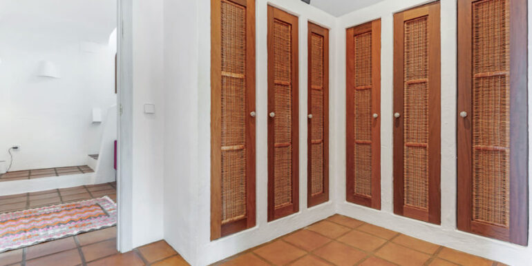 Moderna villa estilo ibicenco en Moraira El Portet - Vestidor con armarios empotrados - ID: 5500002 - Arquitecto Joaquín Lloret