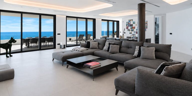 Luksusowa rezydencja w pierwszej linii brzegowej w Jávea Ambolo - Salon i jadalnia z widokiem na morze - ID: 5500672 - Architekt POM Architectos